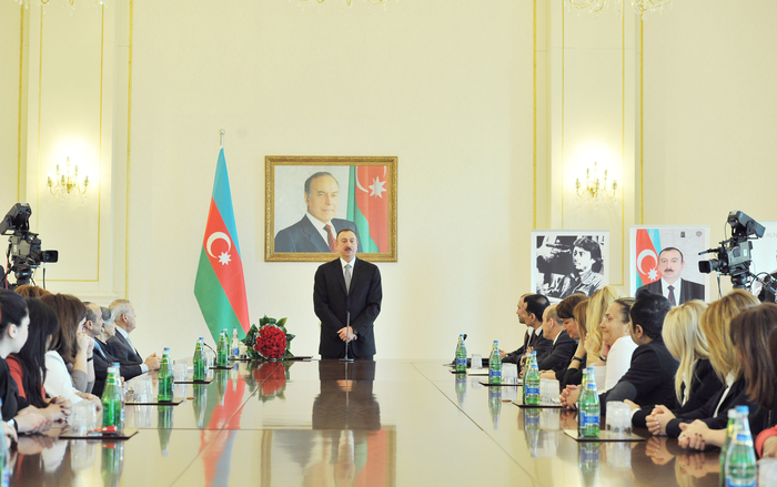 Prezident İlham Əliyevə Milli Qəhrəman Çingiz Mustafayev Fondu və ANS Şirkətlər Qrupunun "2013-cü ilin adamı" mükafatı təqdim olunub (FOTO)