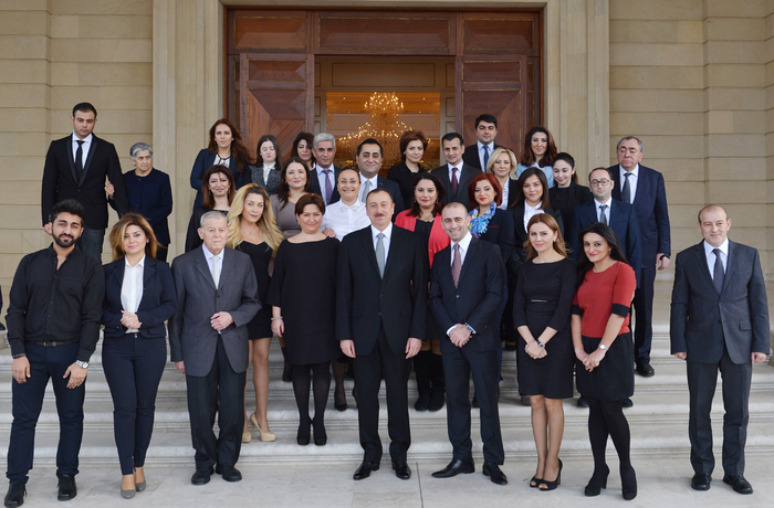 Prezident İlham Əliyevə Milli Qəhrəman Çingiz Mustafayev Fondu və ANS Şirkətlər Qrupunun "2013-cü ilin adamı" mükafatı təqdim olunub (FOTO)