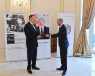 Prezident İlham Əliyevə Milli Qəhrəman Çingiz Mustafayev Fondu və ANS Şirkətlər Qrupunun "2013-cü ilin adamı" mükafatı təqdim olunub (FOTO)