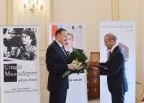 Prezident İlham Əliyevə Milli Qəhrəman Çingiz Mustafayev Fondu və ANS Şirkətlər Qrupunun "2013-cü ilin adamı" mükafatı təqdim olunub (FOTO)