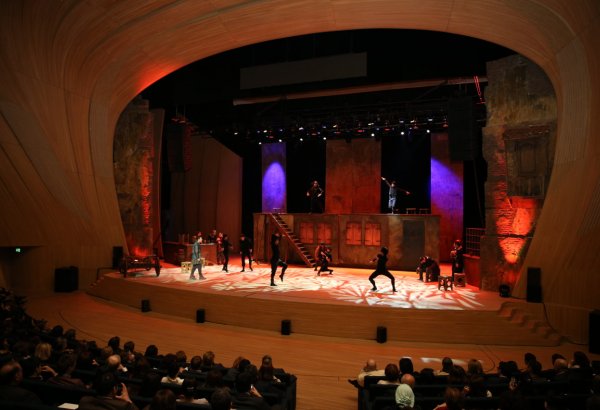 Heydər Əliyev Mərkəzində Gürcüstan teatr və kino ulduzlarının iştirakı ilə “Vera məhəlləsinin musiqiləri” müzikli təqdim olunub (FOTO)