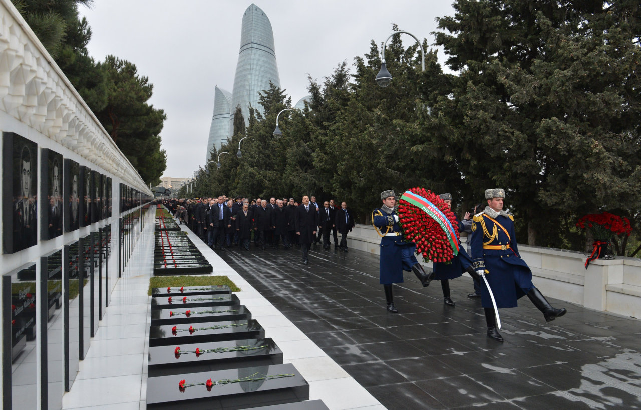 Azərbaycan Prezidenti İlham Əliyev Şəhidlər xiyabanını ziyarət edib (FOTO)