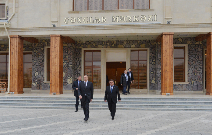 İlham Əliyev Göygölə səfəri çərçivəsində Gənclər Mərkəzi ilə tanış olub (FOTO)