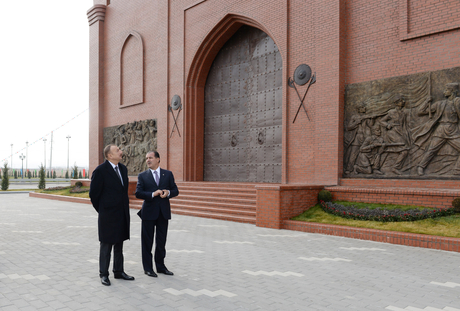 Prezident İlham Əliyev Gəncə Qala Qapıları – Arxeologiya və Etnoqrafiya Muzeyi Abidə Kompleksi ilə tanış olub (FOTO)