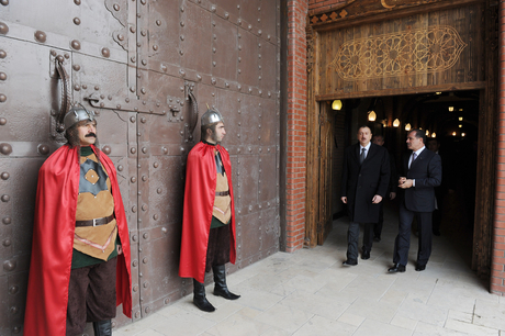 Prezident İlham Əliyev Gəncə Qala Qapıları – Arxeologiya və Etnoqrafiya Muzeyi Abidə Kompleksi ilə tanış olub (FOTO)
