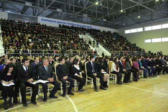 Gəncə Şəhər İcra Hakimiyyətinin başçısı Elmar Vəliyev gənclərlə görüşüb (FOTO)
