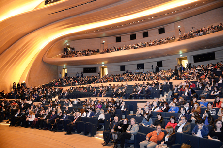 Azərbaycanın birinci xanımı Mehriban Əliyeva tanınmış caz ifaçısı Di Di Bricuoterin konsertində olub (FOTO)