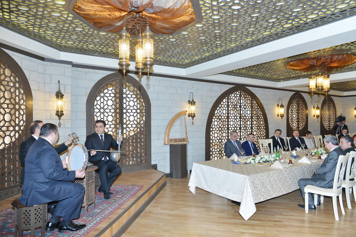 Prezident İlham Əliyev: Milli musiqinin inkişafında xidmətləri olan şəxslər Azərbaycanın milli sərvətidir (FOTO)