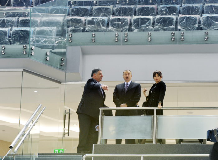 Prezident İlham Əliyev və xanımı Bakıda Milli Gimnastika Arenasında tikinti işlərinin gedişi ilə tanış olublar (FOTO)