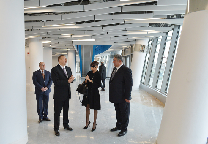 Prezident İlham Əliyev və xanımı Bakıda Milli Gimnastika Arenasında tikinti işlərinin gedişi ilə tanış olublar (FOTO)