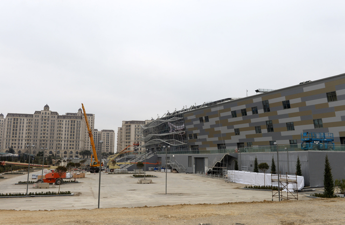 Prezident İlham Əliyev və xanımı Bakıda Milli Gimnastika Arenasında tikinti işlərinin gedişi ilə tanış olublar (FOTO)