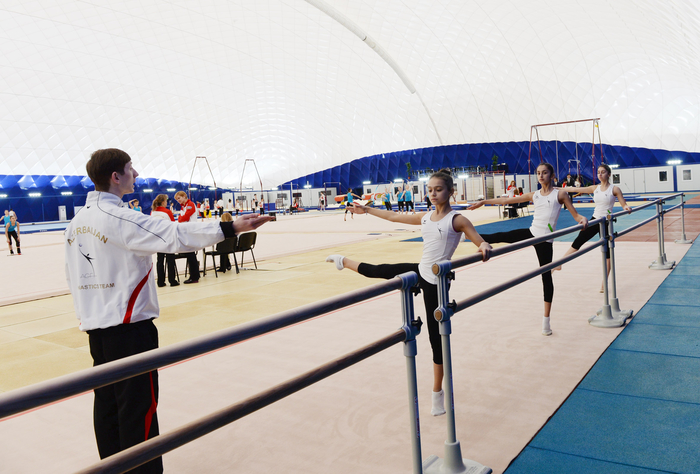 Prezident İlham Əliyev və xanımı Bakıda Milli Gimnastika Arenasında tikinti işlərinin gedişi ilə tanış olublar (FOTO)