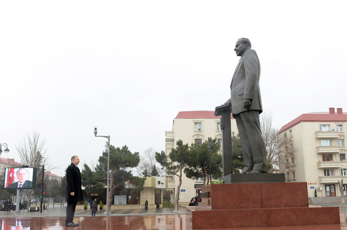 Prezident İlham Əliyev Sumqayıtda Heydər Əliyevin abidəsini ziyarət edib (FOTO)