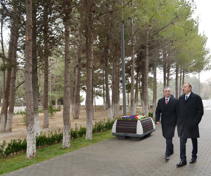 İlham Əliyev Sumqayıtdakı Nəsimi adına şəhər mədəniyyət və istirahət parkında yenidənqurma işləri ilə tanış olub (FOTO)