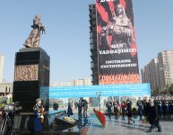 Prezident İlham Əliyev və xanımı Xocalı faciəsi qurbanlarının xatirəsinin anım mərasimində iştirak ediblər (ƏLAVƏ OLUNUB) (FOTO)
