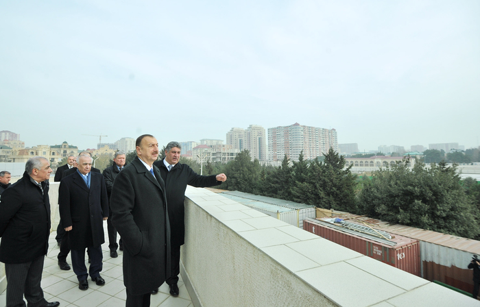 Prezident İlham Əliyev Heydər Əliyev adına İdman-Konsert Kompleksində aparılacaq əsaslı təmir və yenidənqurma işlərinin layihəsi ilə tanış olub (FOTO)