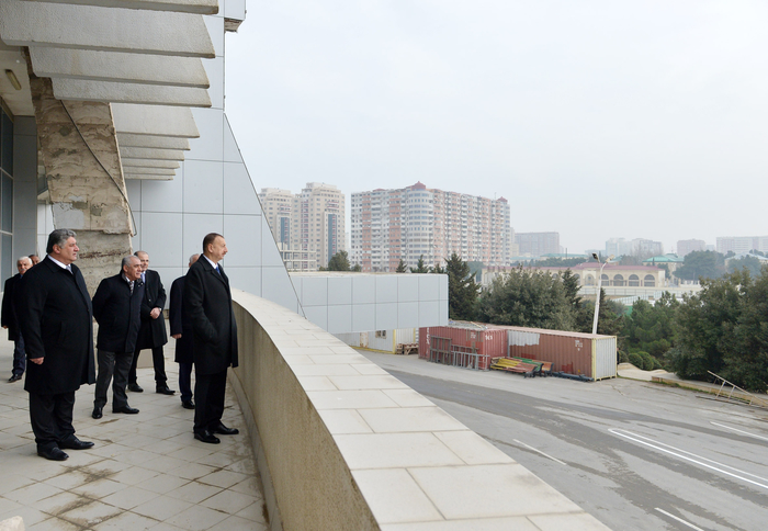 Prezident İlham Əliyev Heydər Əliyev adına İdman-Konsert Kompleksində aparılacaq əsaslı təmir və yenidənqurma işlərinin layihəsi ilə tanış olub (FOTO)
