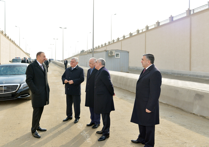 Prezident İlham Əliyev paytaxtda inşası davam etdirilən bir sıra yol qovşaqlarında və yol ötürücülərində tikinti işlərinin gedişi ilə tanış olub (ƏLAVƏ OLUNUB) (FOTO)
