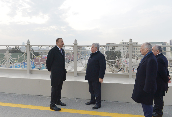 Prezident İlham Əliyev paytaxtda inşası davam etdirilən bir sıra yol qovşaqlarında və yol ötürücülərində tikinti işlərinin gedişi ilə tanış olub (ƏLAVƏ OLUNUB) (FOTO)