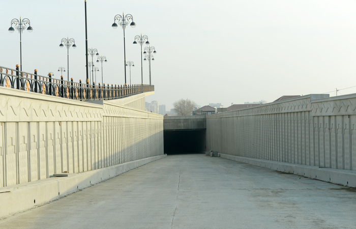 Prezident İlham Əliyev paytaxtda inşası davam etdirilən bir sıra yol qovşaqlarında və yol ötürücülərində tikinti işlərinin gedişi ilə tanış olub (ƏLAVƏ OLUNUB) (FOTO)