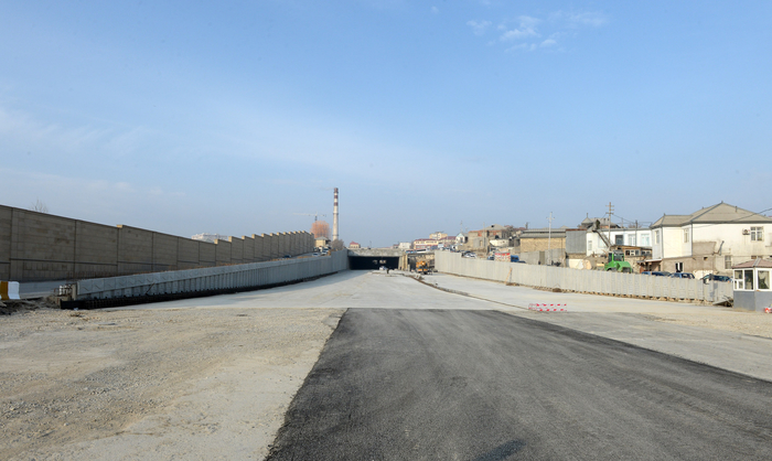 Prezident İlham Əliyev paytaxtda inşası davam etdirilən bir sıra yol qovşaqlarında və yol ötürücülərində tikinti işlərinin gedişi ilə tanış olub (ƏLAVƏ OLUNUB) (FOTO)