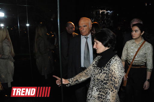 Leyla Əliyeva və Arzu Əliyeva Heydər Əliyev Mərkəzində "Silahların əfsanəsi" sərgisinin açılış mərasimində iştirak ediblər (FOTO)