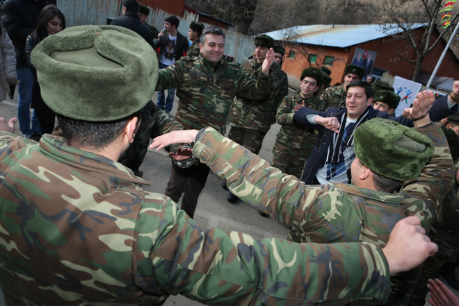 Gənclər Fondu Novruz bayramı münasibətilə əsgərləri təbrik edib (FOTO)
