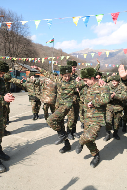 Gənclər Fondu Novruz bayramı münasibətilə əsgərləri təbrik edib (FOTO)