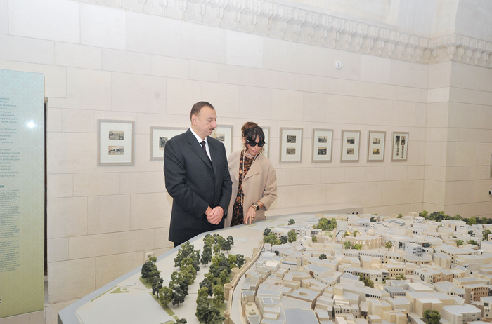 Prezident İlham Əliyev və xanımı Şirvanşahlar Sarayı Kompleksində yeni yaradılmış muzey ekspozisiyası ilə tanış olublar (FOTO)