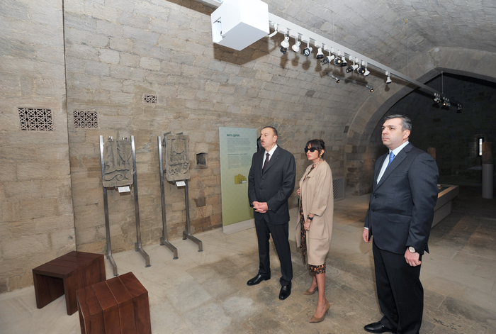 Prezident İlham Əliyev və xanımı Şirvanşahlar Sarayı Kompleksində yeni yaradılmış muzey ekspozisiyası ilə tanış olublar (FOTO)