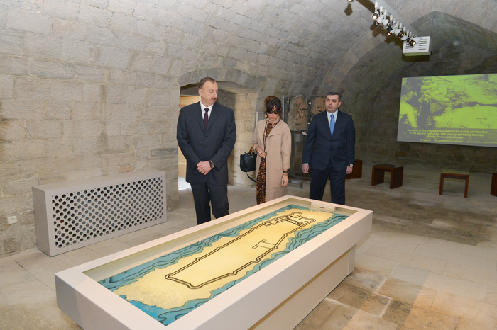 Prezident İlham Əliyev və xanımı Şirvanşahlar Sarayı Kompleksində yeni yaradılmış muzey ekspozisiyası ilə tanış olublar (FOTO)