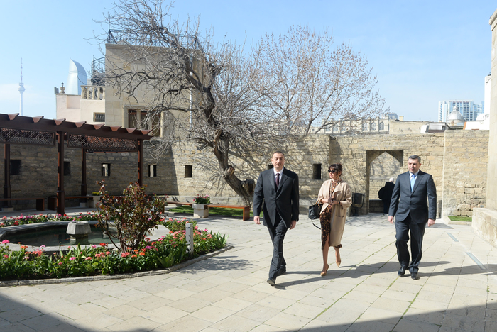 Prezident İlham Əliyev və xanımı Şirvanşahlar Sarayı Kompleksində yeni yaradılmış muzey ekspozisiyası ilə tanış olublar (FOTO)