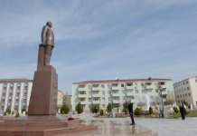 İlham Əliyev Naxçıvanda ümummilli lider Heydər Əliyevin abidəsini ziyarət edib (FOTO)