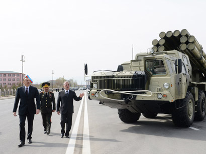 Prezident İlham Əliyev Naxçıvan MR-in hərbi hissələrinə daxil olan yeni texnika və silahlara baxıb (FOTO)