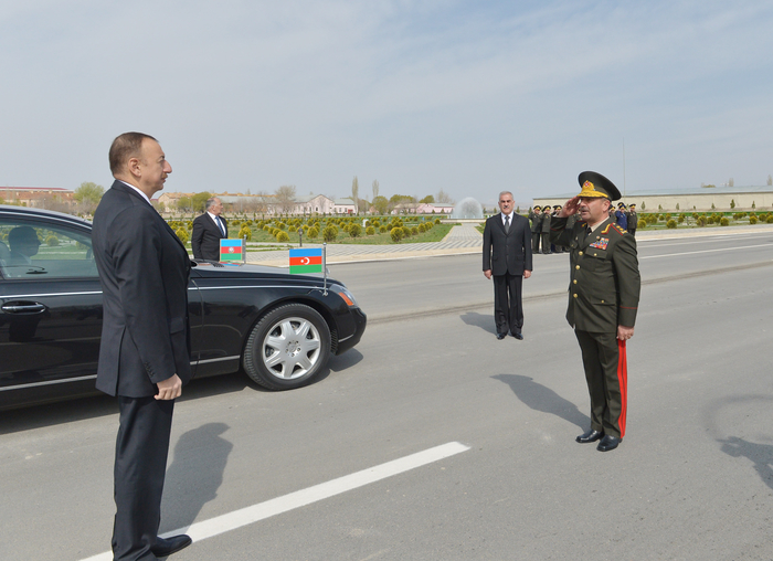 Prezident İlham Əliyev Naxçıvan MR-in hərbi hissələrinə daxil olan yeni texnika və silahlara baxıb (FOTO)