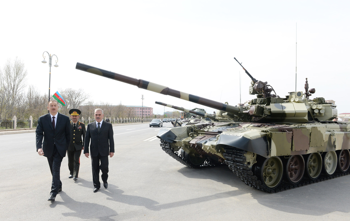 Prezident İlham Əliyev Naxçıvan MR-in hərbi hissələrinə daxil olan yeni texnika və silahlara baxıb (FOTO)