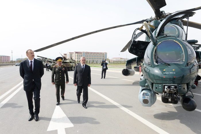 Prezident İlham Əliyev Naxçıvan MR-in hərbi hissələrinə daxil olan yeni texnika və silahlara baxıb (FOTO)