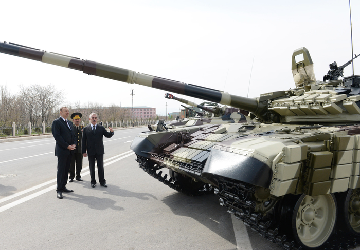 Prezident İlham Əliyev Naxçıvan MR-in hərbi hissələrinə daxil olan yeni texnika və silahlara baxıb (FOTO)