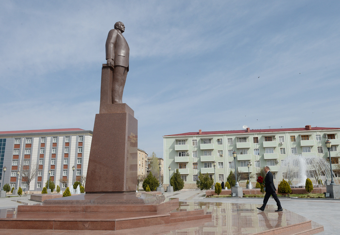 İlham Əliyev Naxçıvanda ümummilli lider Heydər Əliyevin abidəsini ziyarət edib (FOTO)