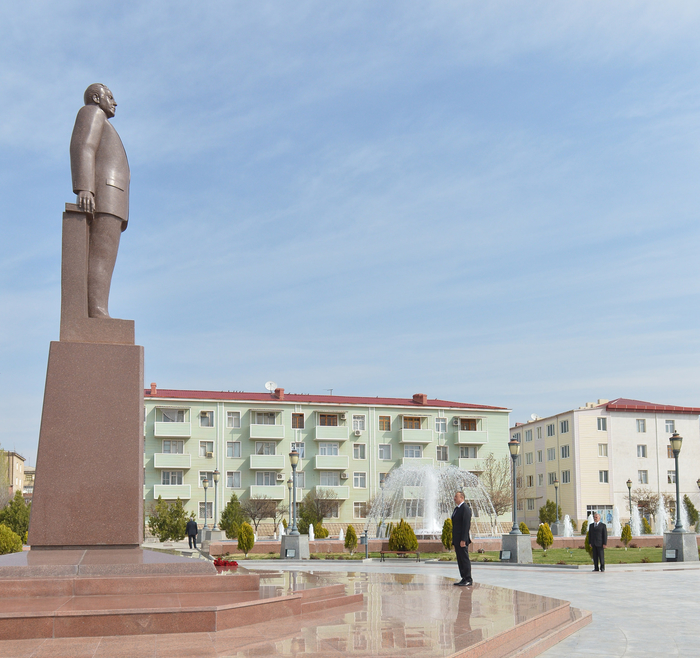 İlham Əliyev Naxçıvanda ümummilli lider Heydər Əliyevin abidəsini ziyarət edib (FOTO)