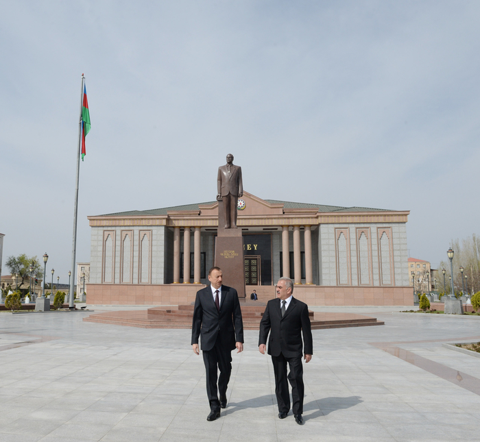İlham Əliyev Naxçıvanda ümummilli lider Heydər Əliyevin abidəsini ziyarət edib (FOTO)