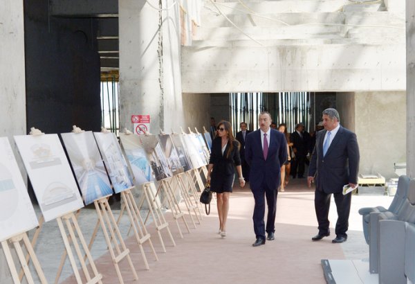 Prezident İlham Əliyev və xanımı Bakıda tikilən Su İdmanı Sarayında inşaat işlərinin gedişi ilə tanış olublar (FOTO)