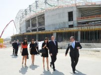 Prezident İlham Əliyev və xanımı Bakıda tikilən Su İdmanı Sarayında inşaat işlərinin gedişi ilə tanış olublar (FOTO)