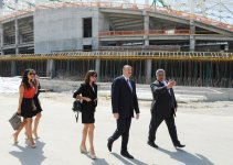 Prezident İlham Əliyev və xanımı Bakıda tikilən Su İdmanı Sarayında inşaat işlərinin gedişi ilə tanış olublar (FOTO)