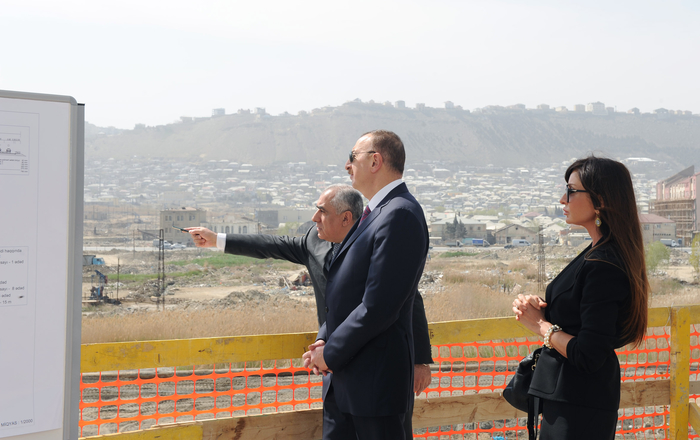 Prezident İlham Əliyev və xanımı Bakıda tikilən Su İdmanı Sarayında inşaat işlərinin gedişi ilə tanış olublar (FOTO)