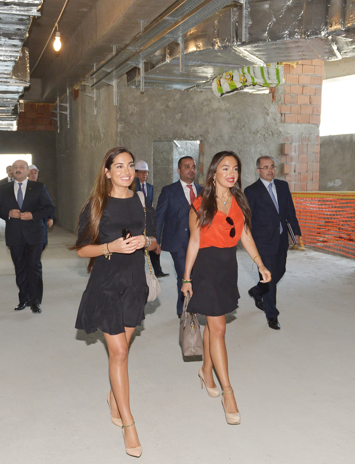 Prezident İlham Əliyev və xanımı Bakıda tikilən Su İdmanı Sarayında inşaat işlərinin gedişi ilə tanış olublar (FOTO)
