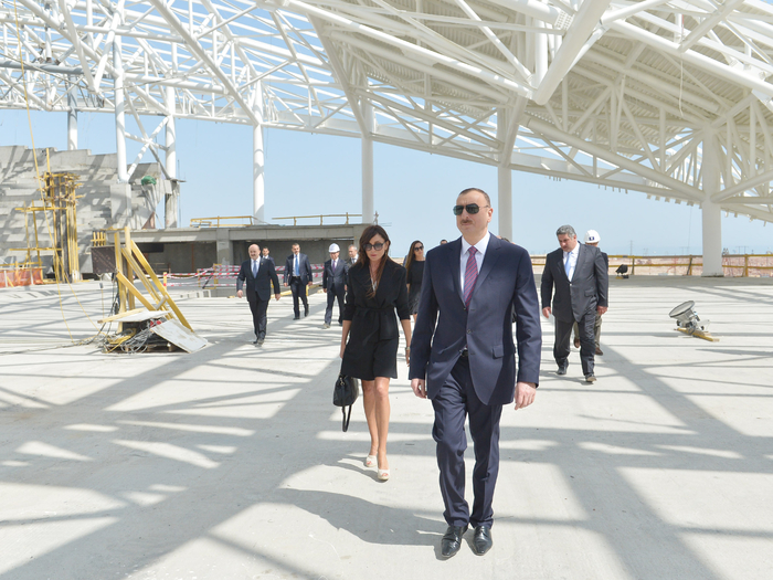 Prezident İlham Əliyev və xanımı Bakıda tikilən Su İdmanı Sarayında inşaat işlərinin gedişi ilə tanış olublar (FOTO)