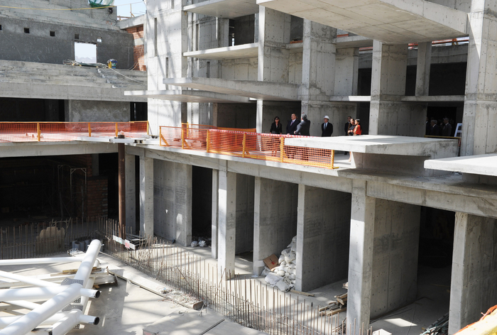 Prezident İlham Əliyev və xanımı Bakıda tikilən Su İdmanı Sarayında inşaat işlərinin gedişi ilə tanış olublar (FOTO)