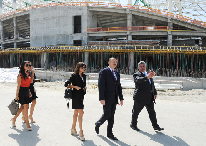 Prezident İlham Əliyev və xanımı Bakıda tikilən Su İdmanı Sarayında inşaat işlərinin gedişi ilə tanış olublar (FOTO)