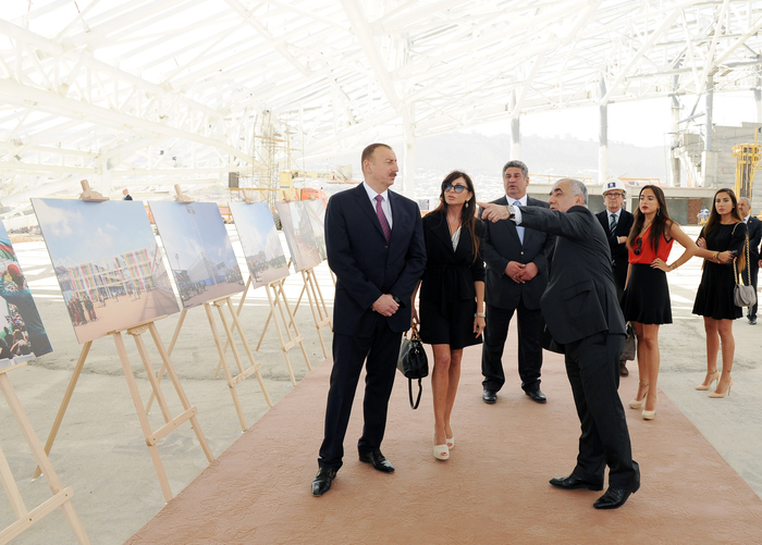 Prezident İlham Əliyev və xanımı Bakıda tikilən Su İdmanı Sarayında inşaat işlərinin gedişi ilə tanış olublar (FOTO)